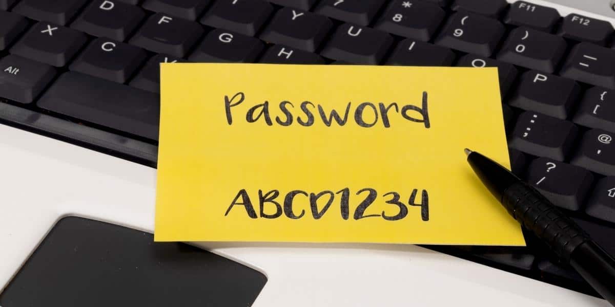 geel notitiebrief op een zwart toetsenbord waaorp staat geschreven: Password: ABCD1234.